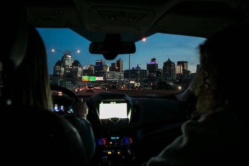 Miasto nocą widoczne z auta