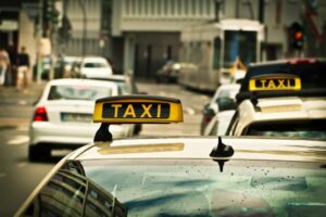 Jak zdać kurs niezbędny w pracy taksówkarza w Krakowie?