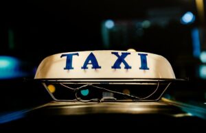 Jakich zasad savoir-vivre warto przestrzegać w taksówce?