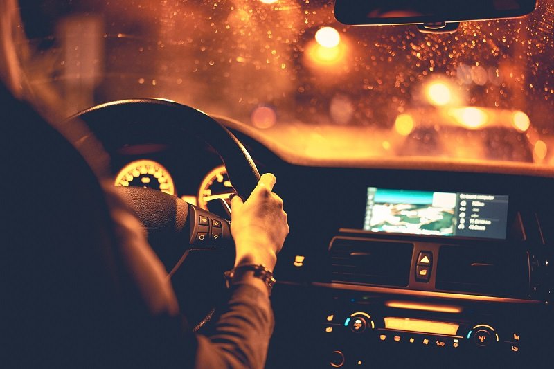 Kobieta kierująca samochodem nocą