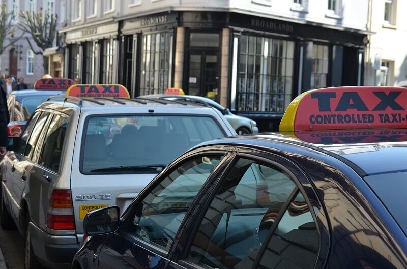 Taksówki zaparkowane na postoju